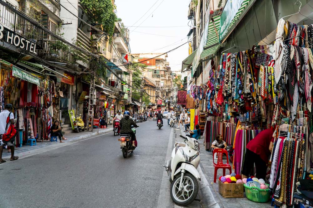 Einkaufsstraße in der Altstadt Hanois in Vietnam