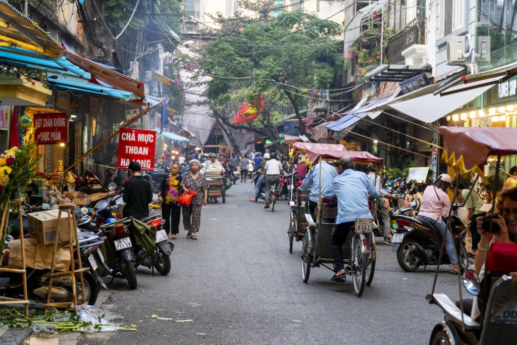 Straße der Altstadt in Hanoi, Vietnam