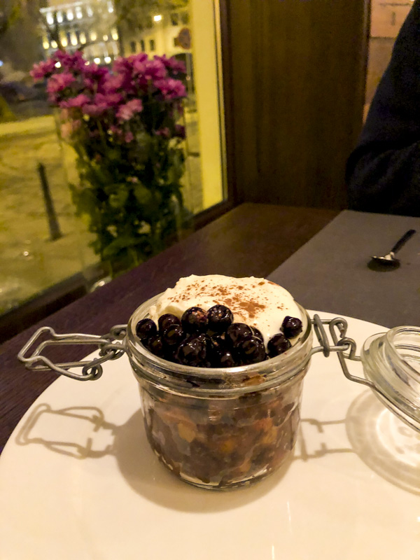 Dessert Rupjmaizes Kartojums im Restaurant Milda Riga
