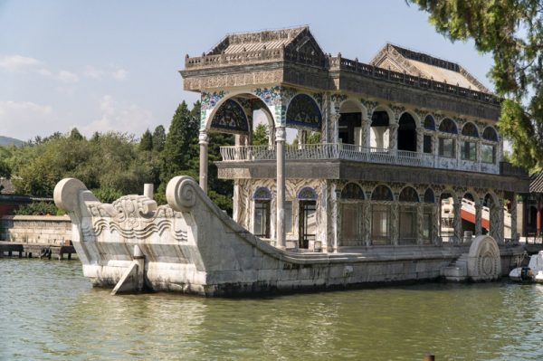 Marmorboot im Sommerpalast in Peking Marmorboot im Sommerpalast in Peking